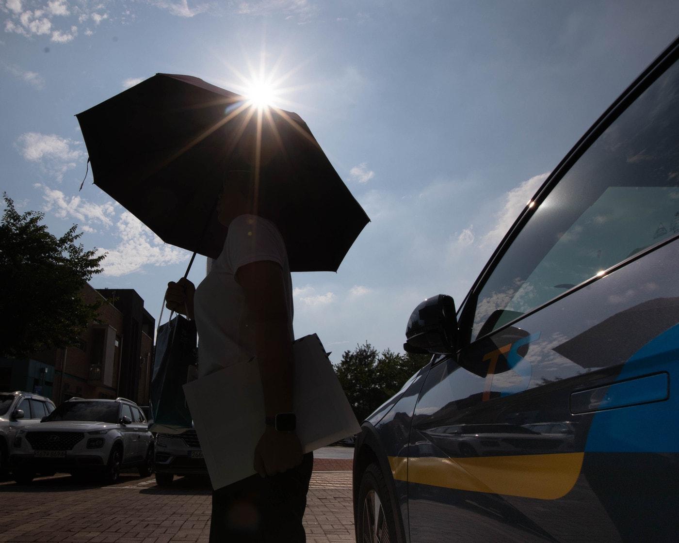 본문 이미지 - 폭염 속 자동차 모습.&#40;한국교통안전공단 제공&#41;