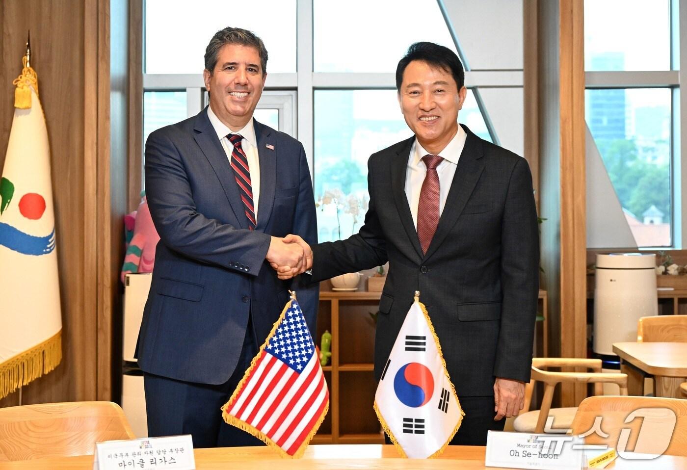 (왼쪽부터) 마이클 리가스 미국 국무부 관리, 오세훈 서울시장. (서울시 제공)