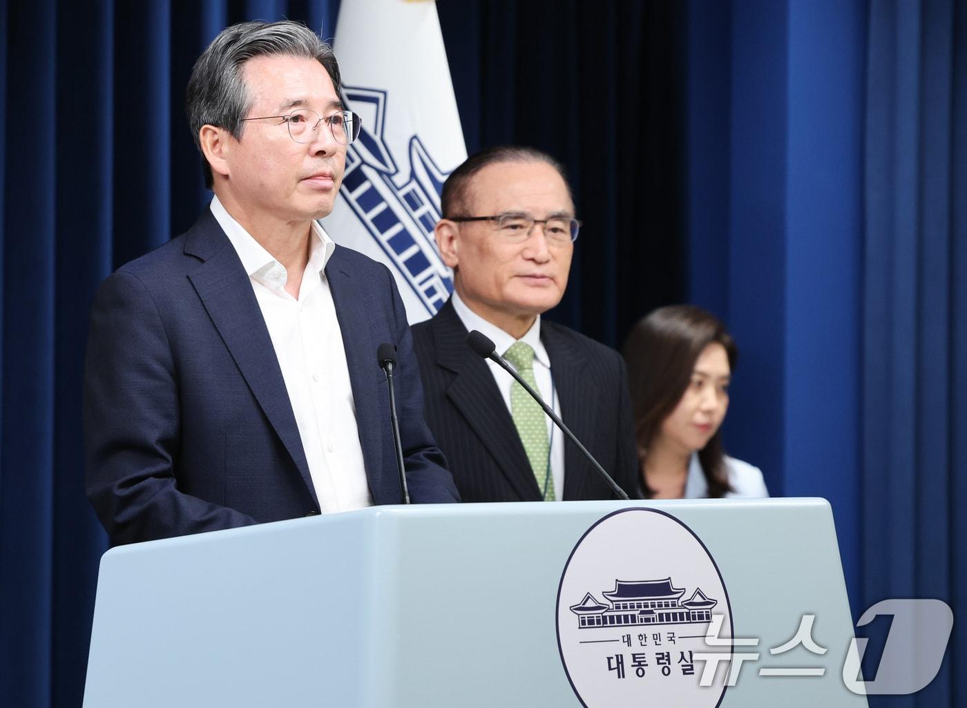 본문 이미지 - 김용범 정책실장과 위성락 국가안보실장이 25일 서울 용산구 대통령실 청사에서 비서실장 주재 통상대책회의 관련 브리핑을 하고 있다. 2025.7.25/뉴스1 ⓒ News1 허경 기자