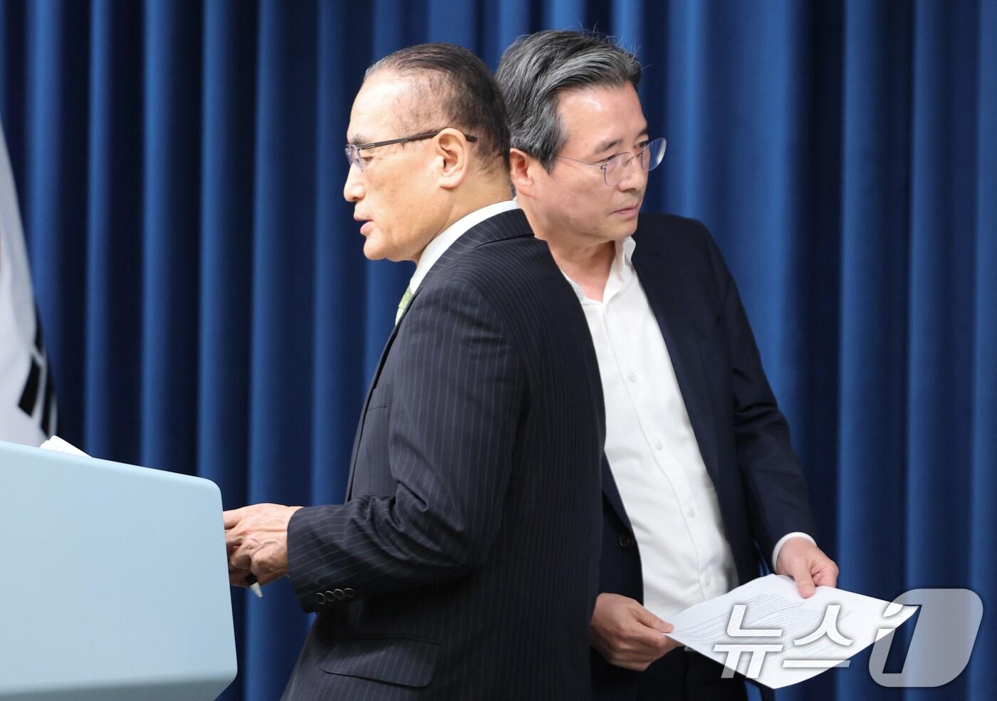 김용범 정책실장(오른쪽)과 위성락 국가안보실장이 25일 서울 용산구 대통령실 청사에서 비서실장 주재 통상대책회의 관련 브리핑을 하고 있다. 2025.7.25/뉴스1 ⓒ News1 허경 기자
