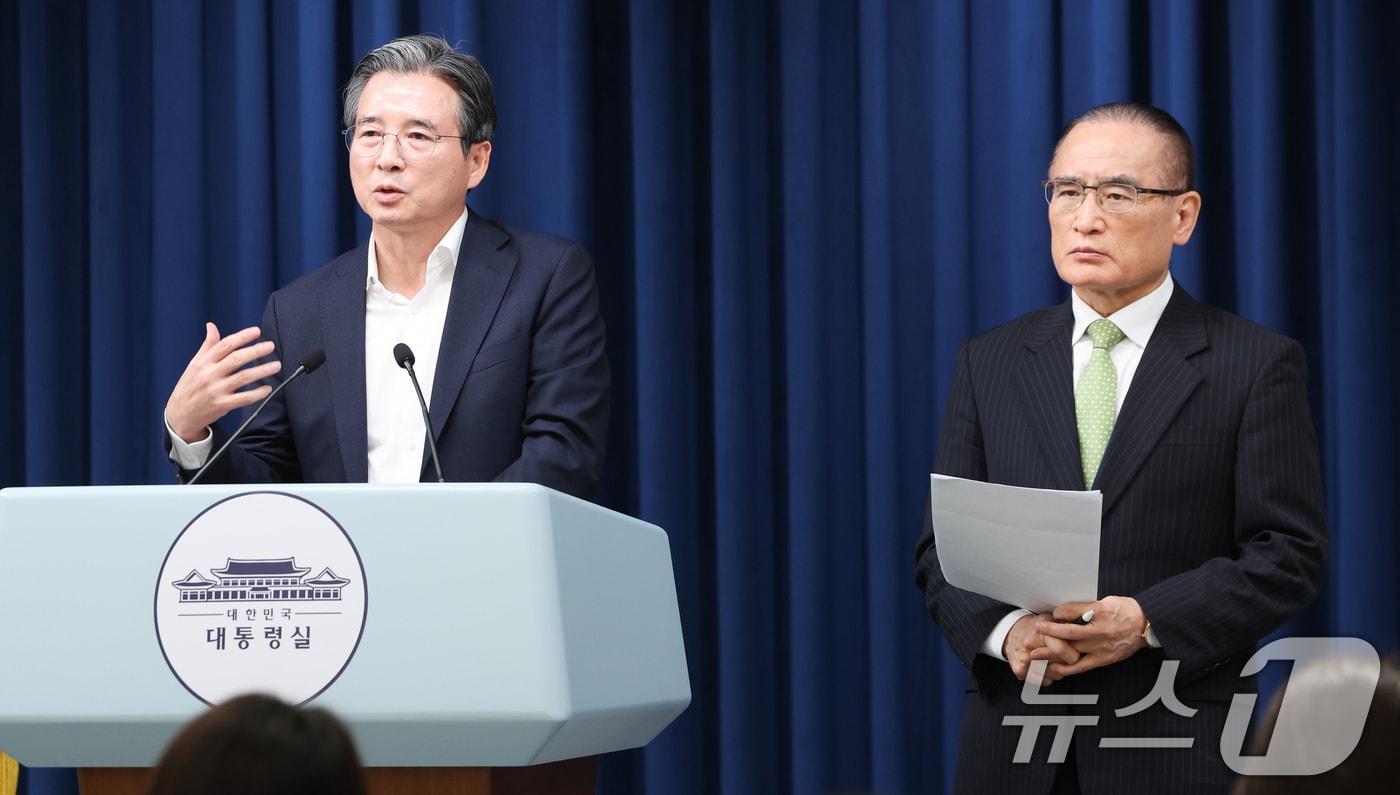 김용범 정책실장(왼쪽)과 위성락 국가안보실장이 25일 서울 용산구 대통령실 청사에서 비서실장 주재 통상대책회의 관련 브리핑을 하고 있다. 2025.7.25/뉴스1 ⓒ News1 허경 기자