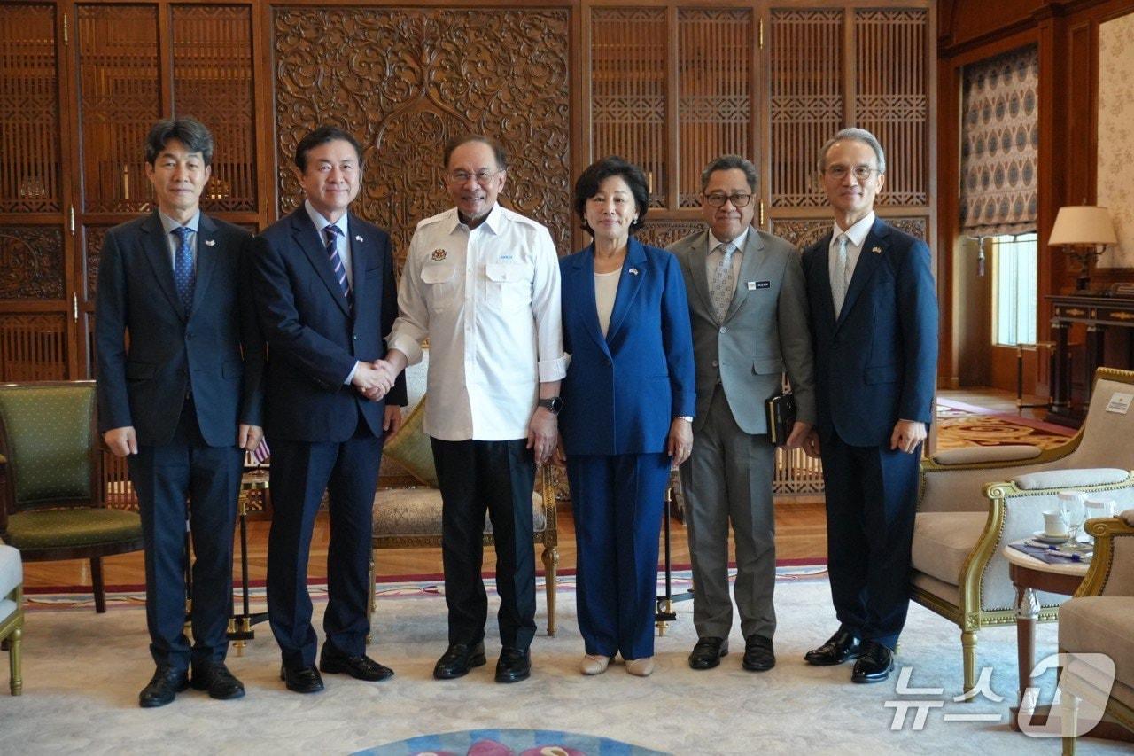 본문 이미지 - 김영춘 전 해양수산부 장관을 단장으로 하는 대통령 말레이시아 특사단이 7월 23~24일 이틀간 말레이시아를 공식 방문해 안와르 이브라힘 총리를 예방했다. 2025.07.25. (외교부 제공) 