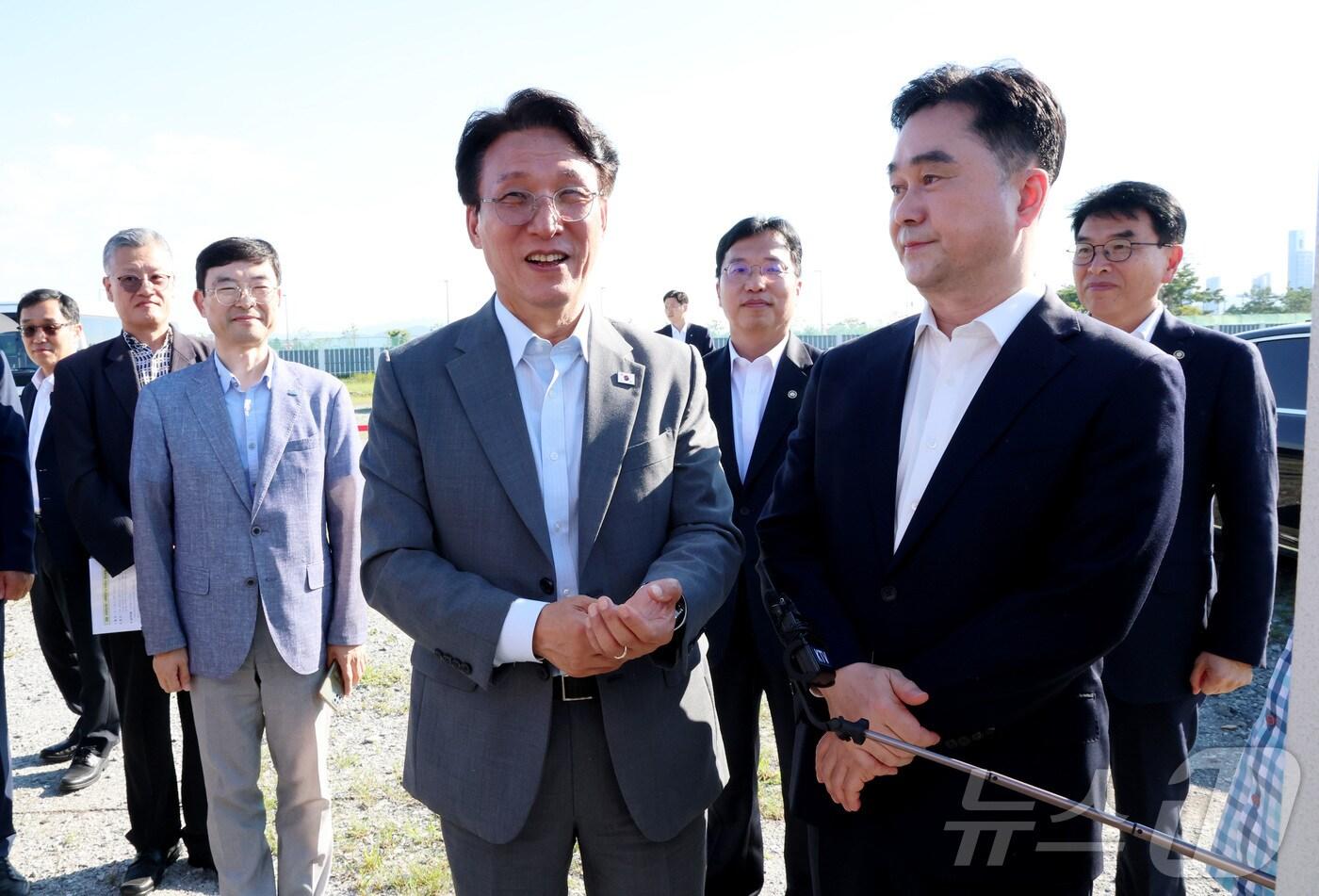 김민석 국무총리가 지난 7월 25일 세종시 국회세종의사당 예정부지를 찾아 김종민 국회의원, 강주엽 행정중심복합도시건설청장 등과 부지를 둘러보고 있다./뉴스1 ⓒ News1 김기남 기자