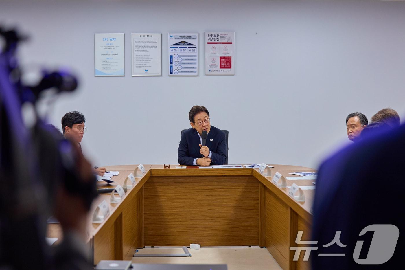 이재명 대통령이 지난달 25일 경기 시흥시 SPC삼립 시화공장에서 열린 &#39;산업재해 근절 현장 노사간담회&#39;에서 발언하고 있다. &#40;대통령실 제공. 재판매 및 DB 금지&#41; 2025.7.25/뉴스1 ⓒ News1 허경 기자