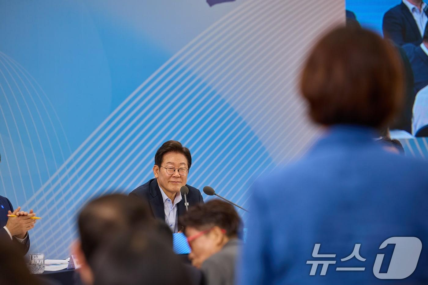 이재명 대통령이 25일 부산 남구 부경대에서 열린 타운홀미팅 &#39;부산의 마음을 듣다&#39; 지역 주민 간담회에서 참석자들의 발언을 경청하고 있다. &#40;대통령실 제공. 재판매 및 DB 금지&#41; 2025.7.25/뉴스1 ⓒ News1 허경 기자