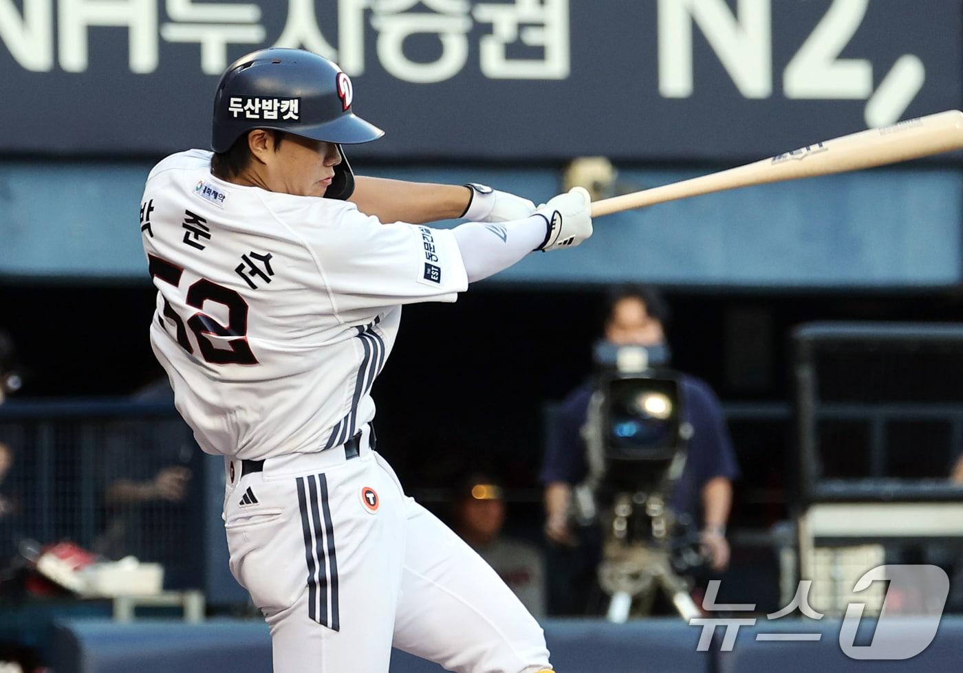 본문 이미지 - 25일 서울 송파구 잠실야구장에서 열린 프로야구 '2025 신한 SOL뱅크 KBO 리그' LG 트윈스와 두산 베어스의 경기, 두산 박준순이 1회말 1사 1,3루 상황에서 1타점 적시타를 때리고 있다. 2025.7.25 ⓒ 뉴스1 오대일 기자