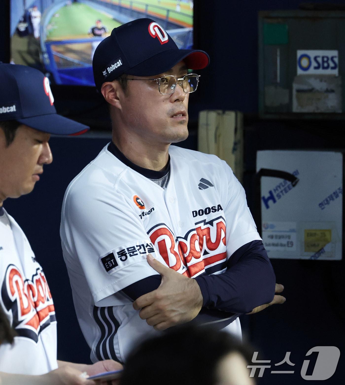 본문 이미지 - 25일 서울 송파구 잠실야구장에서 열린 프로야구 &#39;2025 신한 SOL뱅크 KBO 리그&#39; LG 트윈스와 두산 베어스의 경기에서 조성환 두산 감독대행이 경기를 지켜보고 있다. 2025.7.25/뉴스1 ⓒ News1 오대일 기자