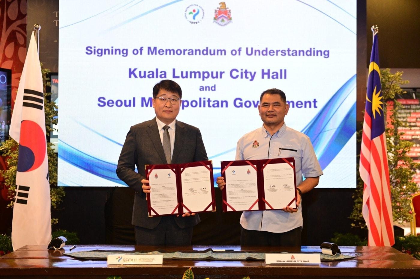 김태균(오른쪽) 서울시 행정1부시장과 이스마디 쿠알라룸푸르 부시장이 MOU 서명판을 들고 기념촬영을 하고 있다. (서울시 제공)