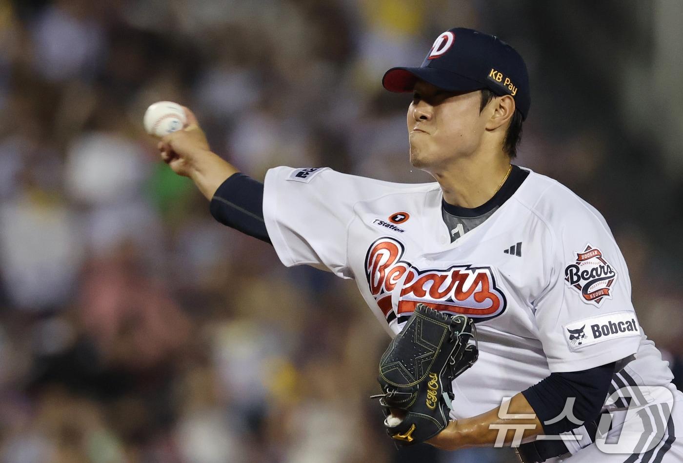 25일 서울 송파구 잠실야구장에서 열린 프로야구 &#39;2025 신한 SOL뱅크 KBO 리그&#39; LG 트윈스와 두산 베어스의 경기, 두산 최원준이 6회초 구원등판해 역투하고 있다. 2025.7.25/뉴스1 ⓒ News1 오대일 기자