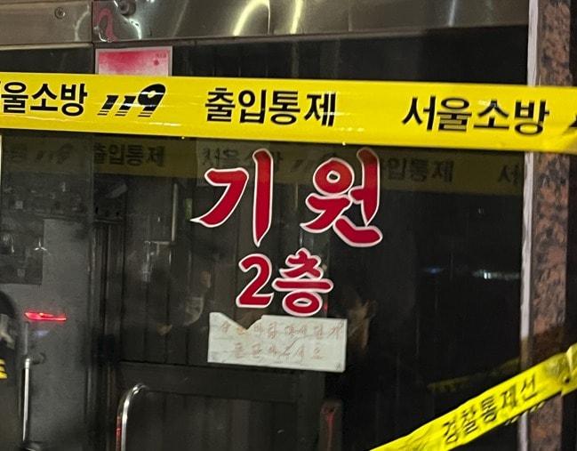 본문 이미지 - 25일 오후 서울 성북구 지하철 4호선 길음역 인근 기원에서 발생한 칼부림 사건을 경찰이 조사하고 있다.2025.7.25/뉴스1 ⓒ News1 김종훈 기자