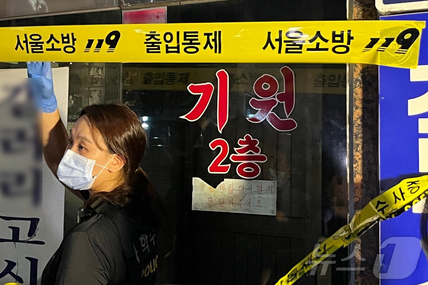 지난 25일 오후 서울 성북구 지하철 4호선 길음역 인근에서 칼부림 사건이 발생해 경찰이 현장을 수습하고 있다. 2025.7.25/뉴스1 ⓒ News1 김종훈 기자