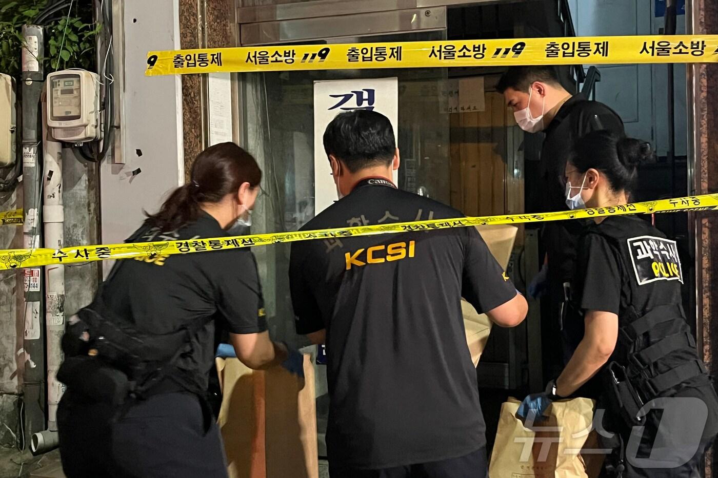 지난 25일 오후 서울 성북구 지하철 4호선 길음역 인근에서 칼부림 사건이 발생해 경찰이 현장을 수습하고 있다.  2025.7.25/뉴스1 ⓒ News1 김종훈 기자