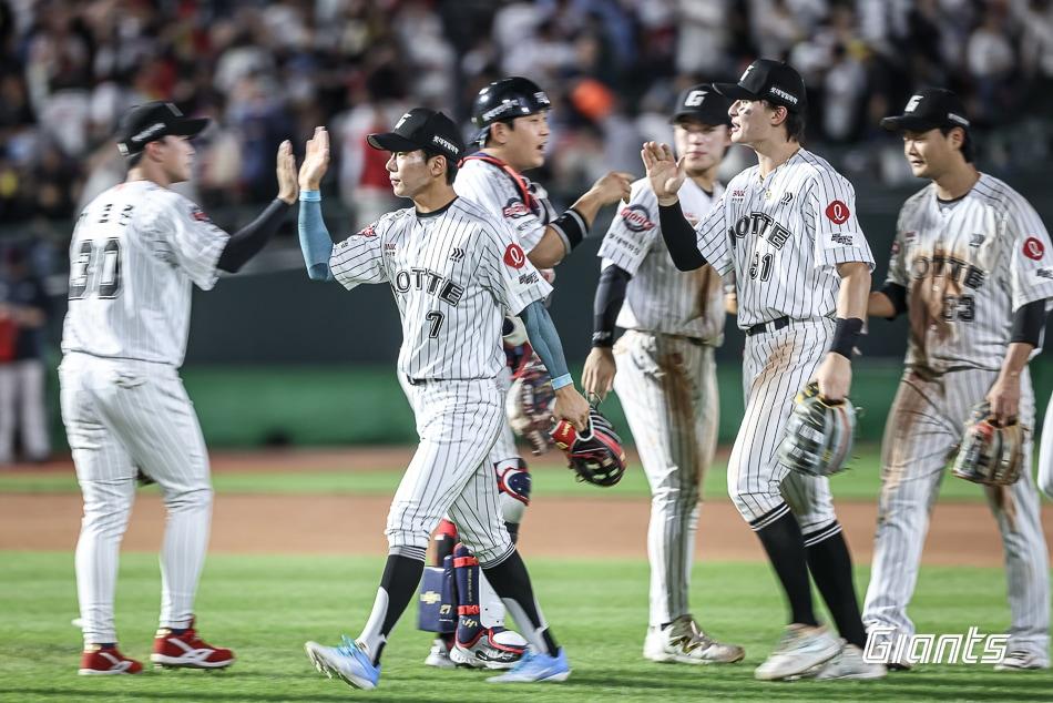 본문 이미지 - 롯데 자이언츠가 25일 열린 KBO리그 사직 KIA 타이거즈전에서 7-4로 이겼다. (롯데 자이언츠 제공)