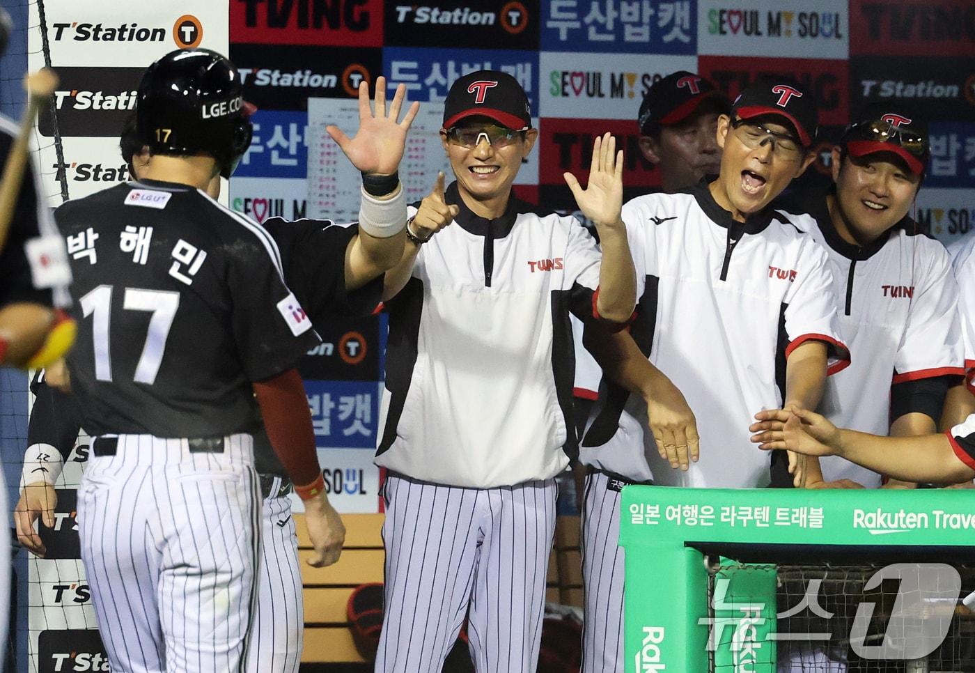 LG 트윈스 염경엽 감독&#40;왼쪽에서 두 번째&#41;. 2025.7.25/뉴스1 ⓒ News1 오대일 기자