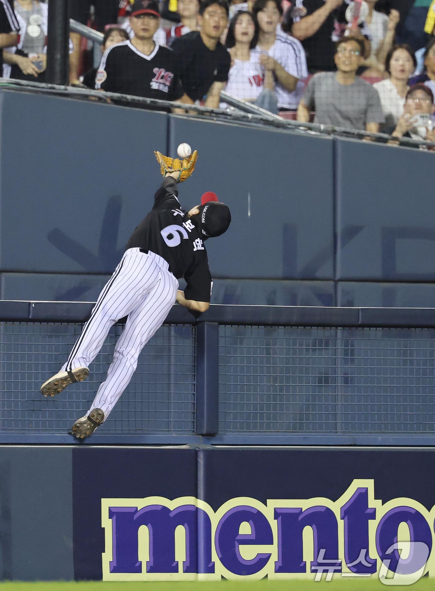 본문 이미지 - 25일 서울 송파구 잠실야구장에서 열린 프로야구 '2025 신한 SOL뱅크 KBO 리그' LG 트윈스와 두산 베어스의 경기, 5:6으로 뒤진 두산의 9회말 공격 2사 1,3루 상황에서 LG 3루수 구본혁이 두산 이유찬의 파울 타구를 슈퍼캐치로 잡아내고 있다. 2025.7.25/뉴스1 ⓒ News1 오대일 기자