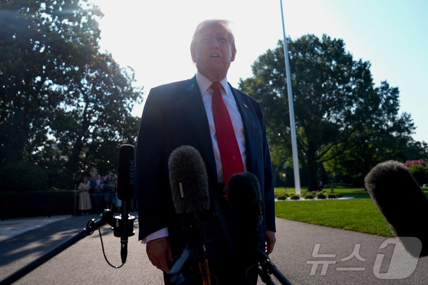 25일(현지시간) 도널드 트럼프 미국 대통령이 스코틀랜드로 떠나기 전 워싱턴 백악관에서 취재진 질문에 답하고 있다. 2025.07.25 ⓒ 로이터=뉴스1 ⓒ News1 김지완 기자