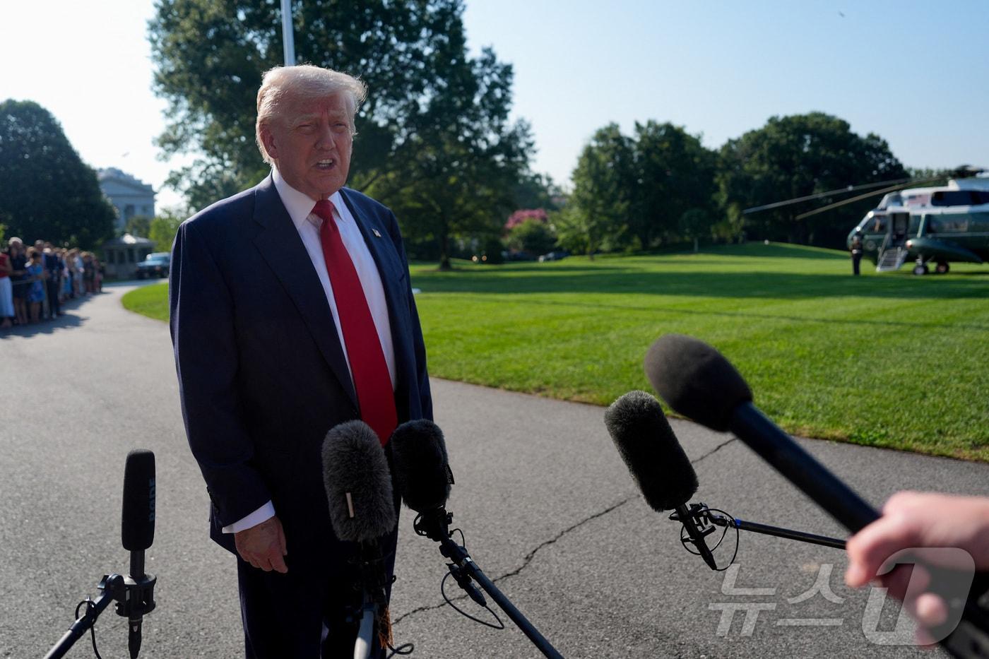 25일(현지시간) 도널드 트럼프 미국 대통령이 스코틀랜드로 떠나기 전 워싱턴 백악관에서 취재진 질문에 답하고 있다. 2025.07.25 ⓒ 로이터=뉴스1 ⓒ News1 김지완 기자