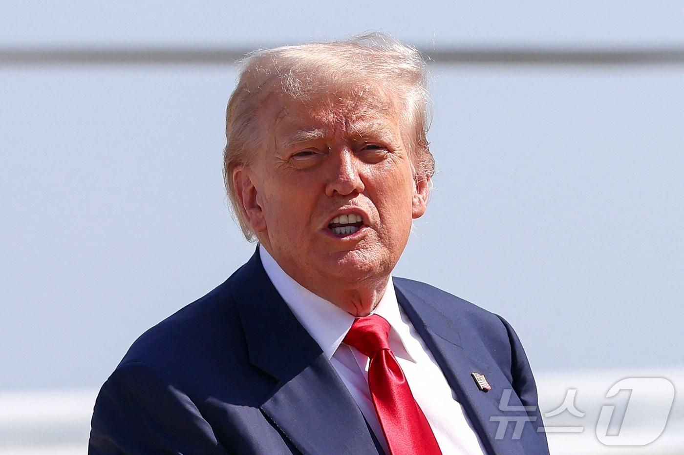 도널드 트럼프 미국 대통령이 지난 25일&#40;현지시간&#41; 미국 메릴랜드주 앤드루스 합동 기지에서 스코틀랜드로 떠나기 전 기자들 질문에 답하고 있다. ⓒ 로이터=뉴스1 ⓒ News1 류정민 특파원