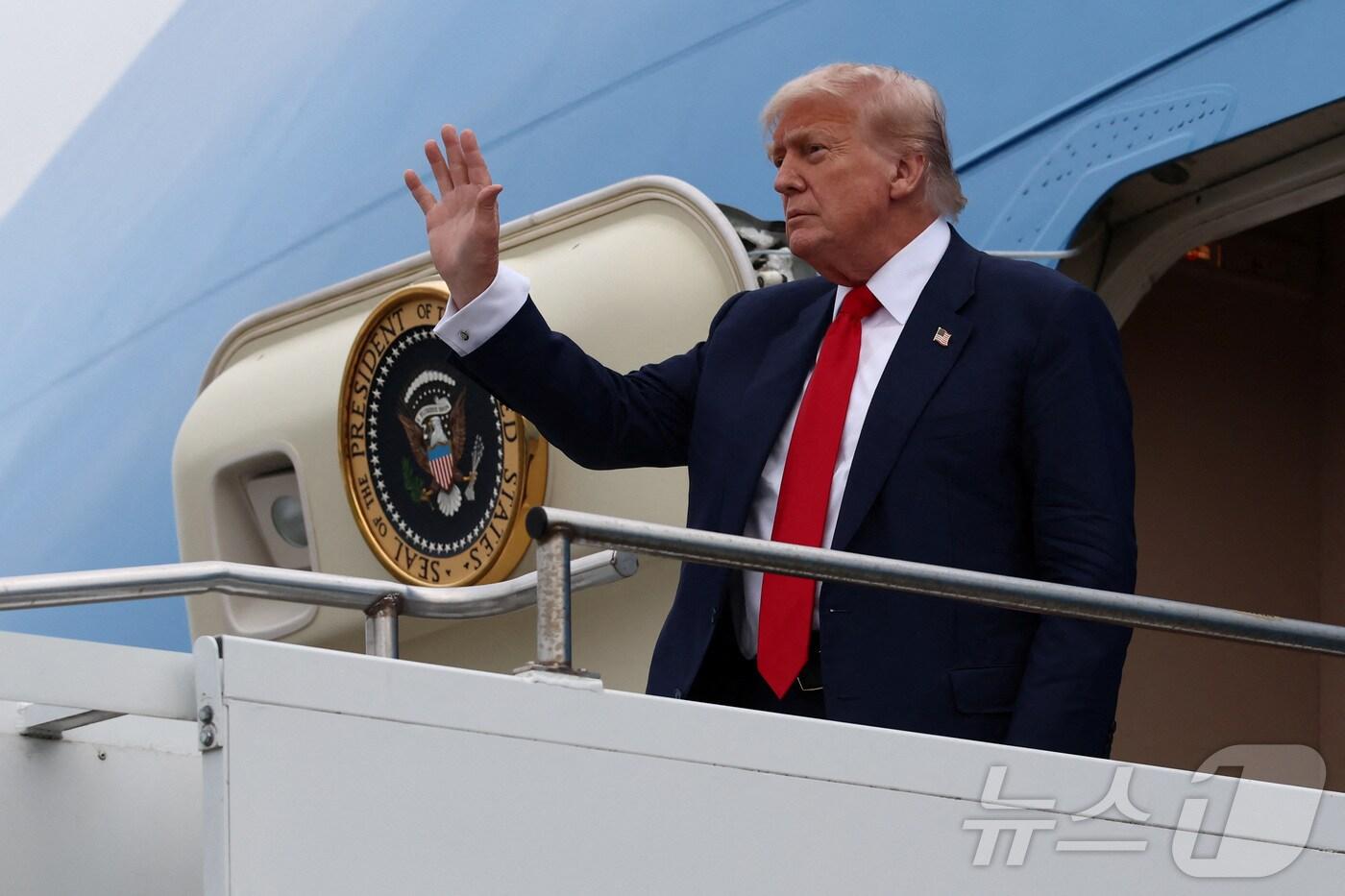 25일(현지시간) 도널드 트럼프 미국 대통령이 영국 스코틀랜드 글래스고 프레스트윅 공항에 도착해 대통령 전용기에서 손을 흔들고 있다. 2025.07.25 ⓒ 로이터=뉴스1 ⓒ News1 김지완 기자