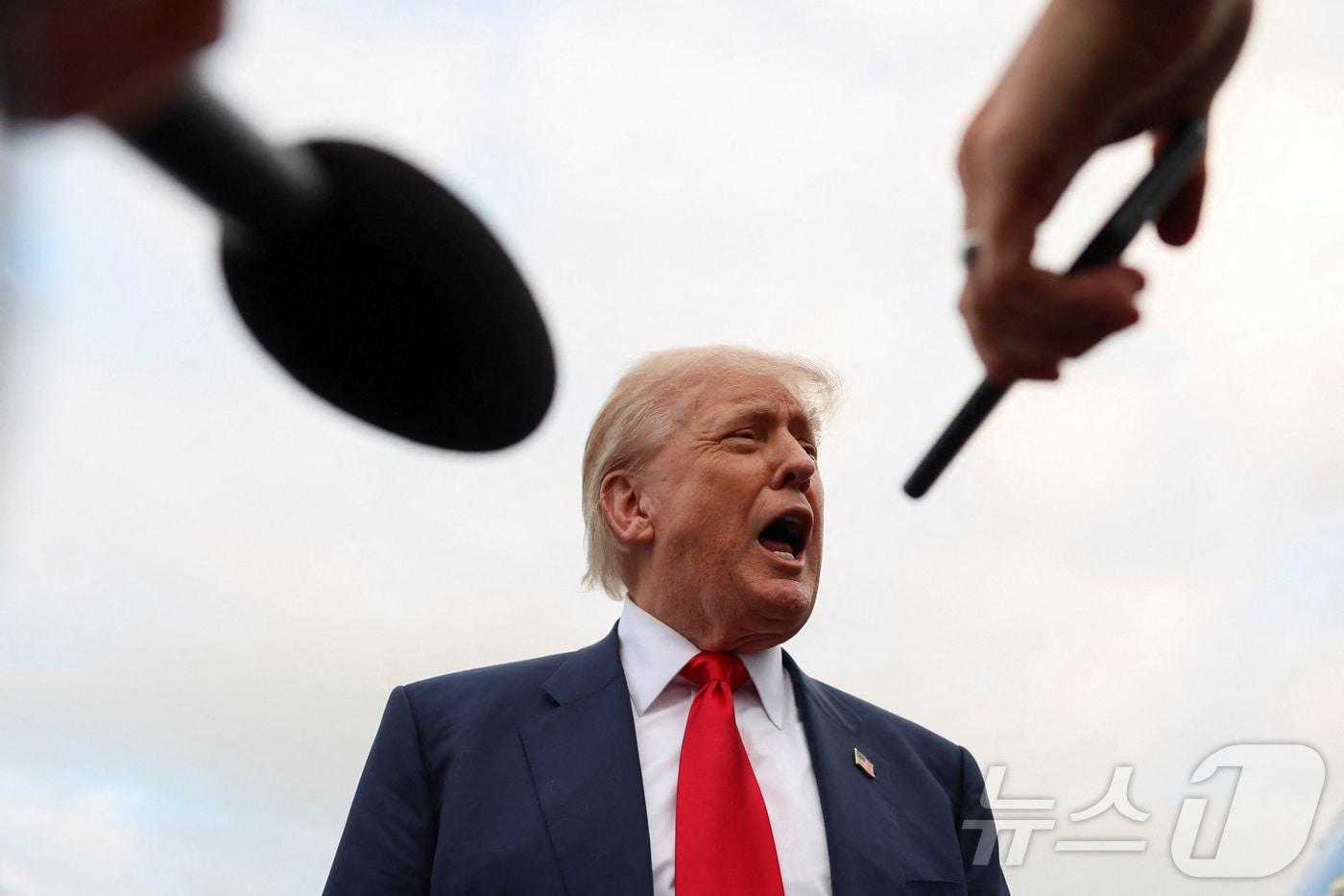 25일(현지시간) 도널드 트럼프 미국 대통령이 영국 스코틀랜드 글래스고 프레스트윅 공항에 도착한 직후 취재진 질문에 답하고 있다. 2025.07.25 ⓒ 로이터=뉴스1 ⓒ News1 김지완 기자