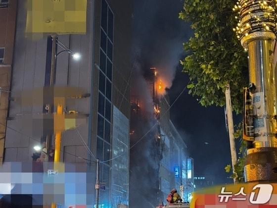 본문 이미지 - 인천시 구월동의 지상 6층짜리 대형 상가에서 화재가 발생했다.&#40;독자 제공. 재배포 및 DB금지&#41;/뉴스1