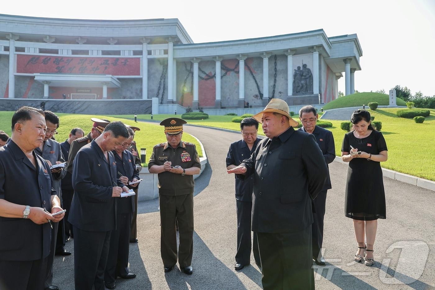 &#40;평양 노동신문=뉴스1&#41; = 북한 노동당 기관지 노동신문은 김정은 당 총비서가 지난 24일 당 중앙위원회 정치국 상무위원회 위원들을 비롯한 당과 정부의 주요 간부들과 함께 &#39;반제 교육의 거점&#39;인 신천계급교양관을 방문했다고 26일 보도했다. [국내에서만 사용가능. 재배포 금지. DB 금지. For Use Only in the Republic of Korea. Redistribution Prohibited] rodongphoto@news1.kr