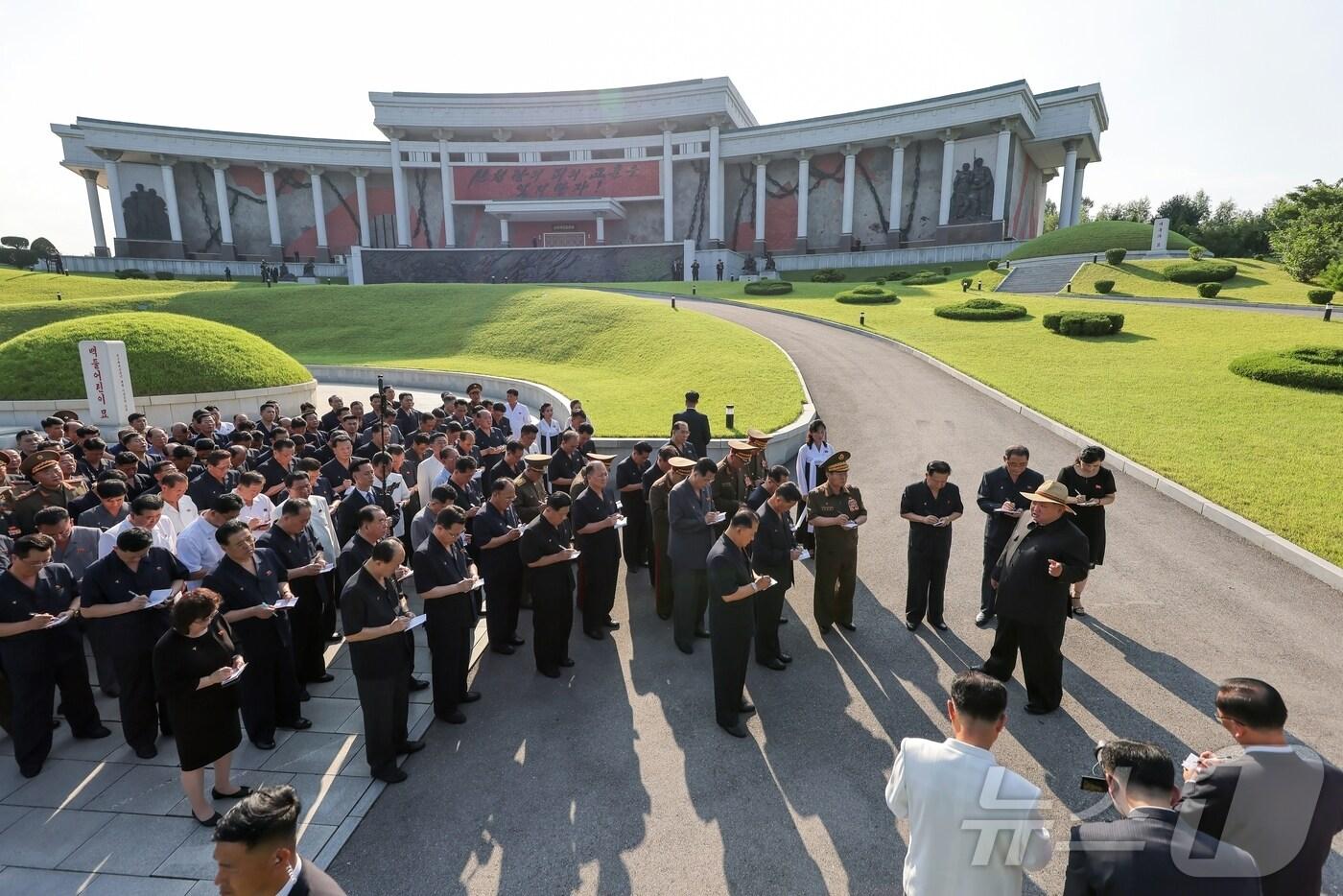 (평양 노동신문=뉴스1) = 북한 노동당 기관지 노동신문은 김정은 당 총비서가 지난 24일 당 중앙위원회 정치국 상무위원회 위원들을 비롯한 당과 정부의 주요 간부들과 함께 '반제 교육의 거점'인 신천계급교양관을 방문했다고 26일 보도했다. [국내에서만 사용가능. 재배포 금지. DB 금지. For Use Only in the Republic of Korea. Redistribution Prohibited] rodongphoto@news1.kr