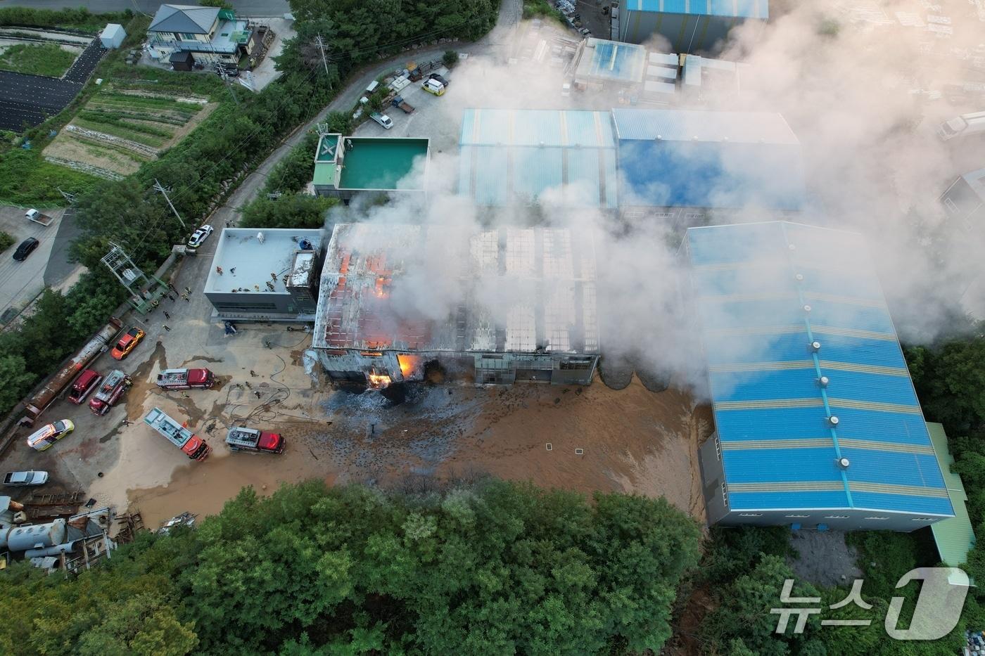 25일 오후 6시 42분쯤 경북 경주시 외동읍에서 있는 한 폐기물 재활용 업체에서 불이 나 소방 당국이 불길을 잡고 있다.(경북소방본부 제공.재판매 및 DB 금지)