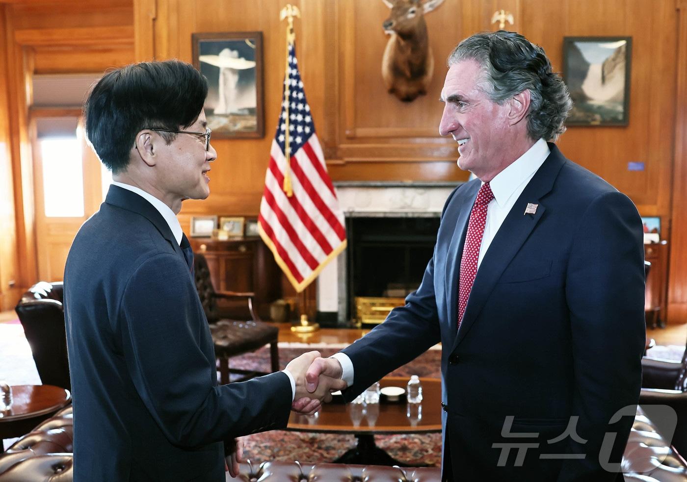 김정관 산업통상자원부 장관이 24일&#40;현지시간&#41; 미국 워싱턴 D.C.에서 더그 버검 미국 백악관 국가에너지위원회 위원장과 면담에 앞서 인사하고 있다. &#40;산업부 제공. 재판매 및 DB금지&#41; 2025.7.26/뉴스1