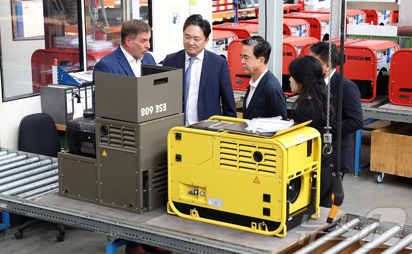 김태흠 충남지사가 25일(현지시각) 독일 풀링엔 레푸드라이브와 벰플링엔 엔드리스를 방문해 제조 시설을 살피고 있다.(충남도 제공. 재판매 및 DB금지)/뉴스1 ⓒ News1 김기태 기자