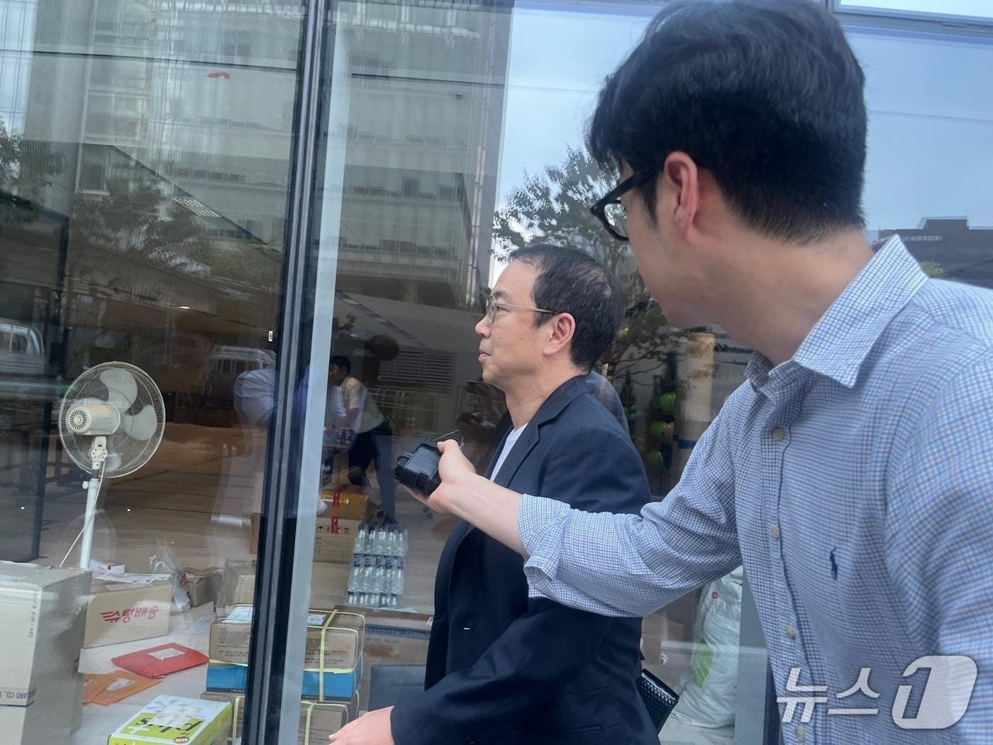 본문 이미지 - 김건희 여사의 코바나 컨텐츠 전시회에 억대 금액을 협찬한 송병준 컴투스 의장이 26일 오전 김건희 특검팀(특별검사 민중기)에 출석하고 있다. 2025.07.26 ⓒ 뉴스1 유수연 기자