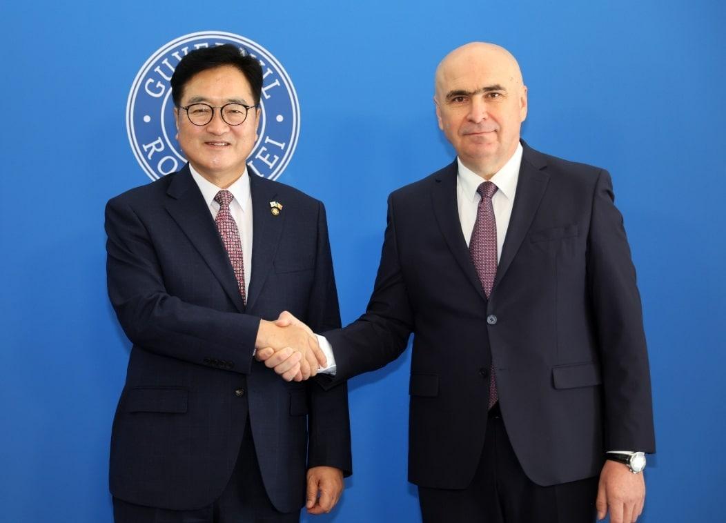 본문 이미지 - 우원식 의장이 일리에 볼로잔 총리와 악수하고 있다&#40;국회의장실 제공&#41;