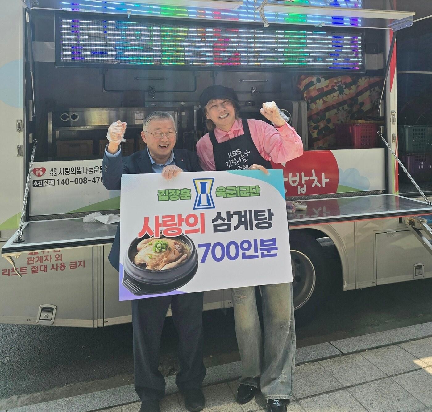 본문 이미지 - 이선구 이사장&#40;왼쪽&#41;과 김장훈&#40;FX솔루션 제공&#41;