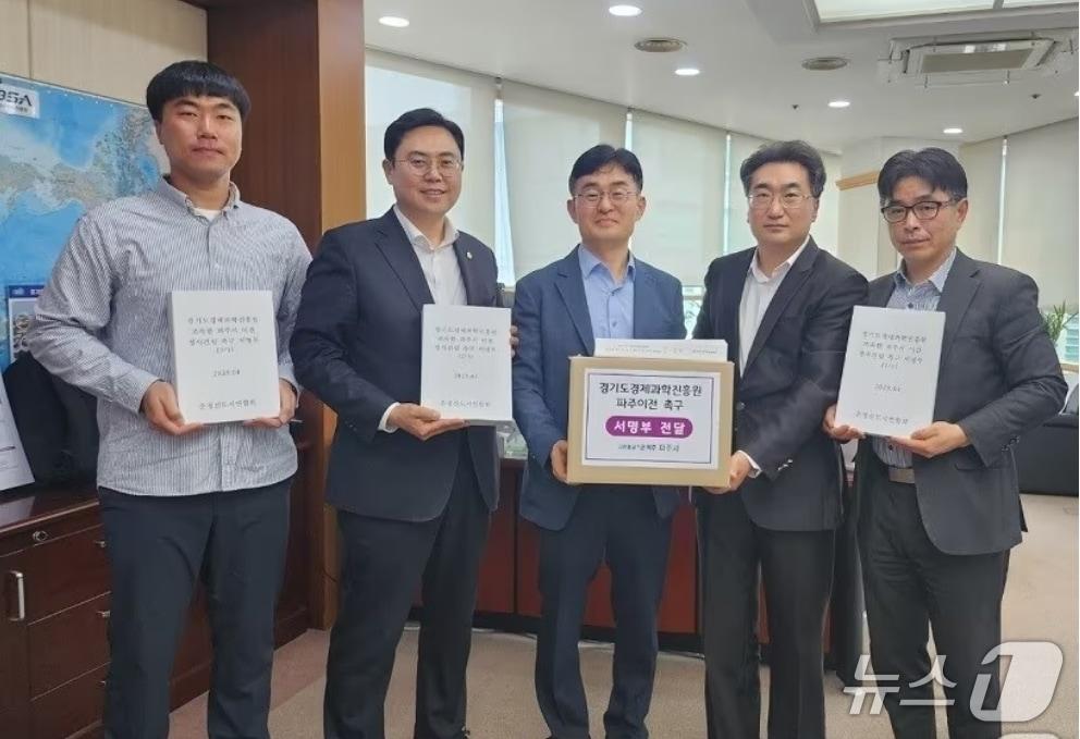 본문 이미지 - 지난 4월 파주시 관계자와 운정연 임원진이 김현곤 경과원장&#40;가운데&#41;에게 경과원의 파주시 조속한 이전을 요구하는 시민 서명부를 전달하던 모습. &#40;파주시 제공, 재판매 및 DB금지&#41;