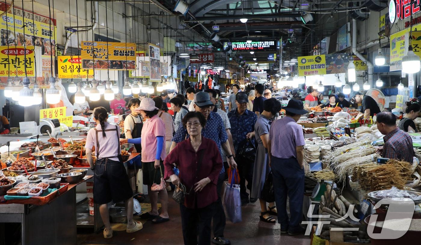 전 국민에게 1인당 15만~45만원을 지급하는 '민생회복 소비쿠폰' 지급 첫 주말인 26일 광주 서구 양동시장에 손님들이 북적이고 있다. 2025.7.26/뉴스1 ⓒ News1 이수민 기자
