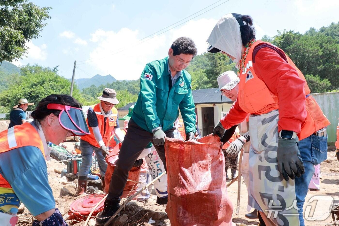 이상일 시장이 25일 가평군의 수해 피해 현장에서 용인시 &#39;레디용 봉사단&#39;과 함께 복구 작업을 하고 있다.&#40;용인시 제공&#41;