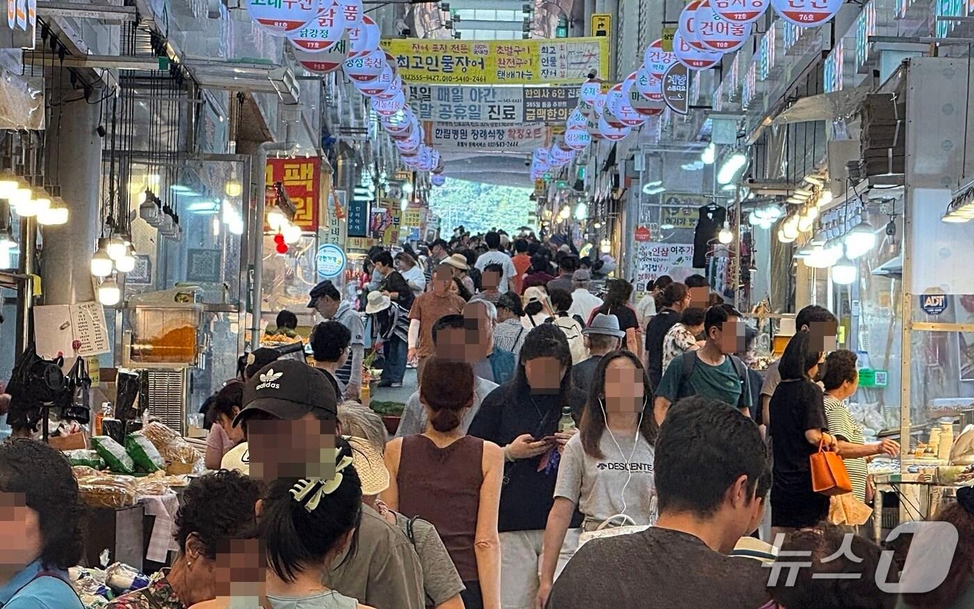 26일 계양산전통시장에서 시민들이 장을 보고 있다. 2025.7.26/뉴스1 정진욱 기자