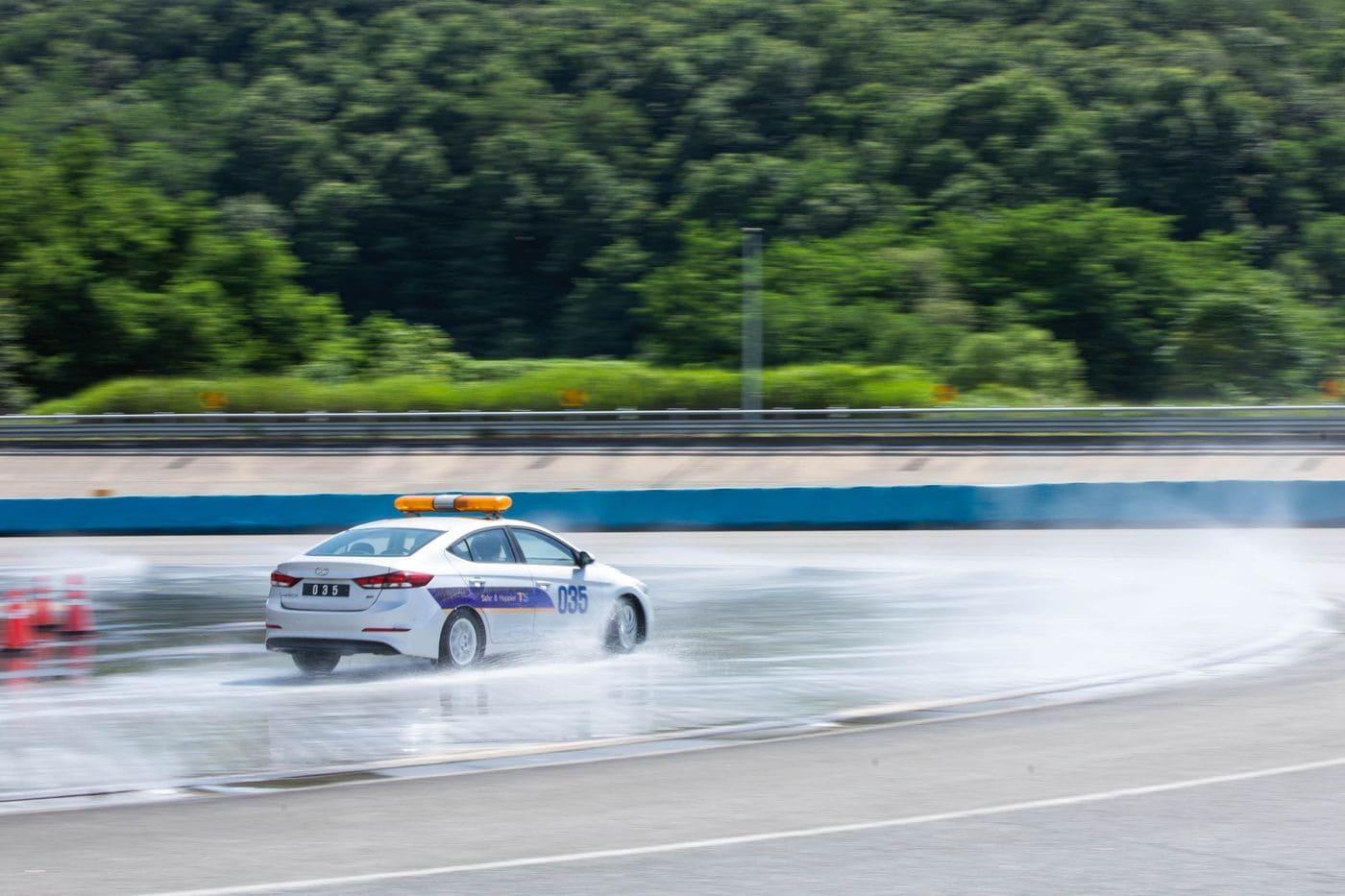 한국교통안전공단 빗길제동 체험 코스.&#40;한국교통안전공단 제공&#41;