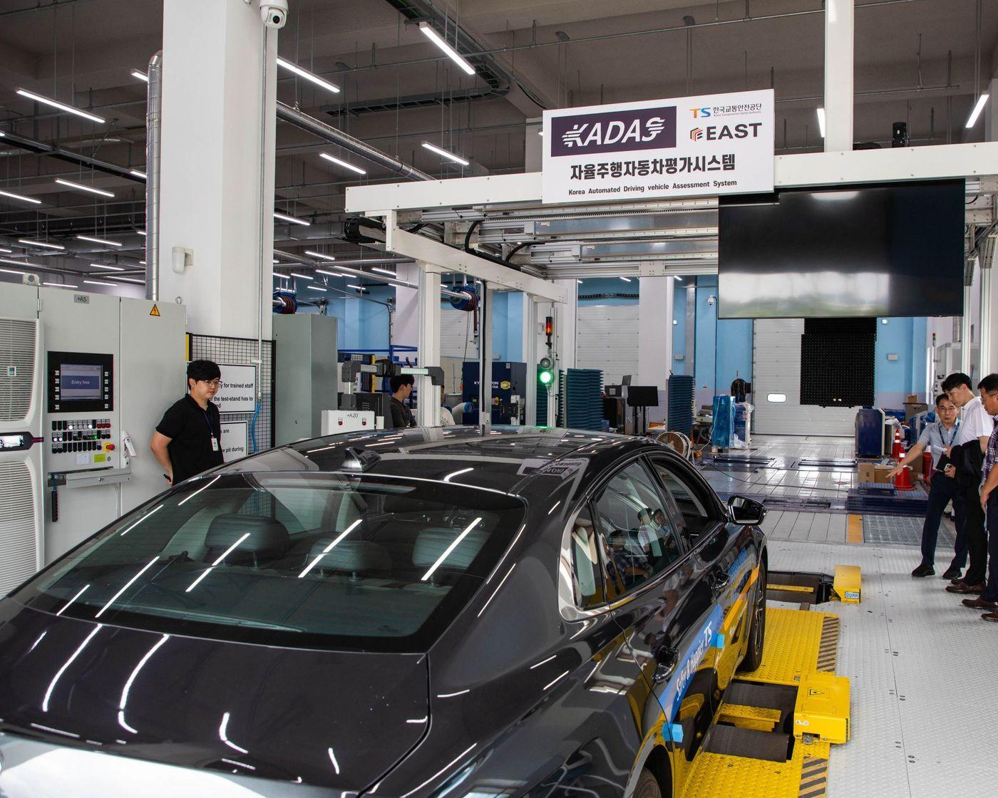본문 이미지 - 한국교통안전공단 김천 첨단자동차검사연구센터에 설치된 자율주행차 평가시스템.&#40;한국교통안전공단 제공&#41;