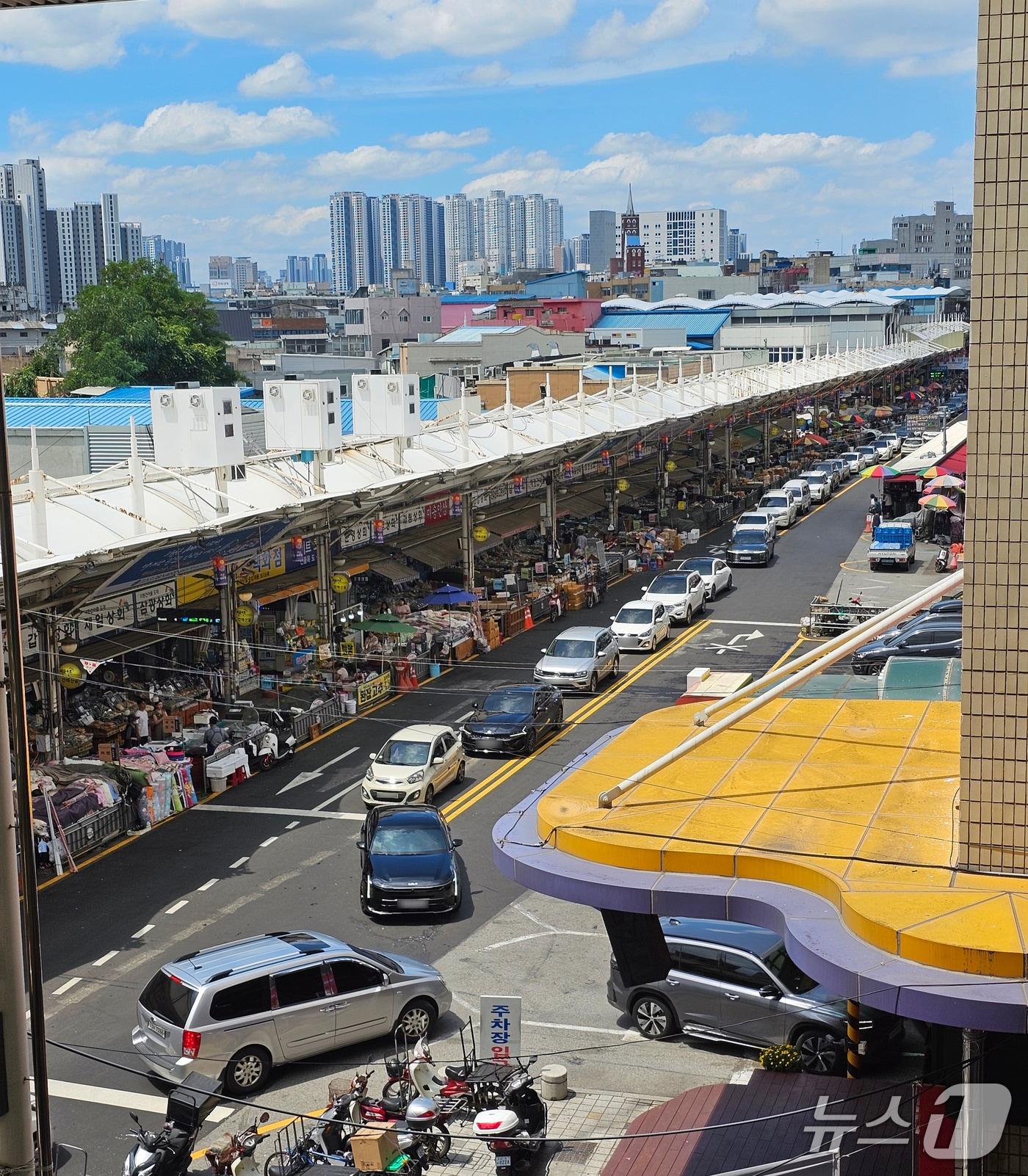 본문 이미지 - 26일 오전 차량들이 대구 서문시장 공영주차장으로 향하고 있다. 2025.7.26/뉴스1 ⓒ News1 이성덕 기자