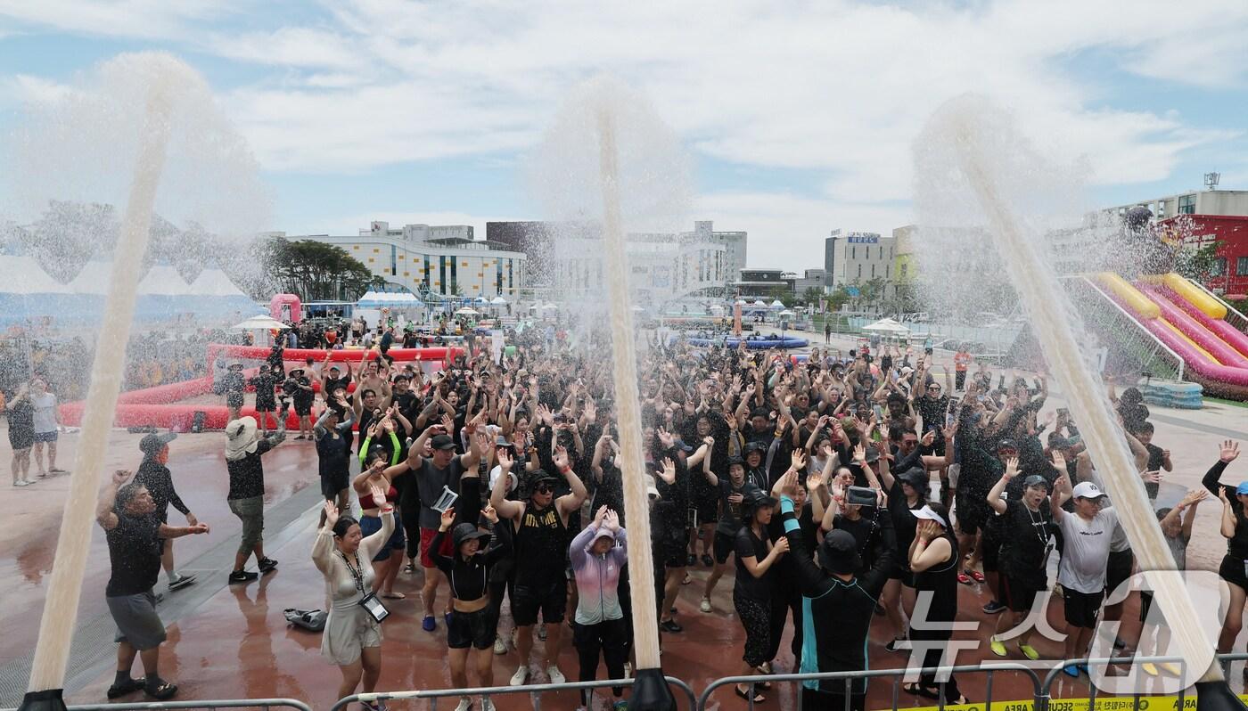 1일 대전·충남 지역은 체감온도가 35도 이상으로 오르는 등 폭염이 이어지겠다. 충남 보령 대천해수욕장에서 열린 보령머드축제에서 외국인 관광객들이 축제를 즐기고 있다. / 뉴스1 ⓒ News1 김기태 기자