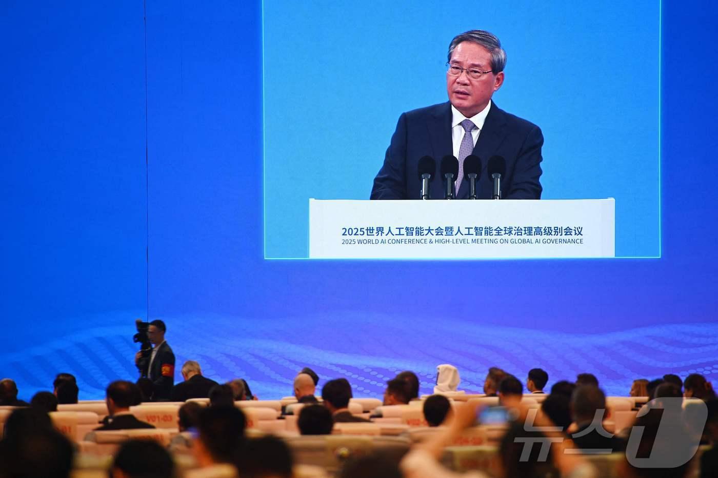 리창 중국 국무원 총리가 26일 상하이에서 열린 &#39;2025 세계 인공지능대회&#39;&#40;WAIC&#41; 개막식에 참석해 연설하고 있다. 2025.7.26. ⓒ AFP=뉴스1