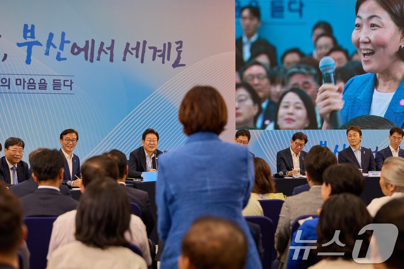 이재명 대통령이 지난 25일 부산 남구 부경대에서 열린 타운홀미팅 '부산의 마음을 듣다' 지역 주민 간담회에서 참석자의 발언을 듣고 있다. (이재명 대통령 SNS. 재판매 및 DB금지) 2025.7.26/뉴스1 ⓒ News1 이재명 기자