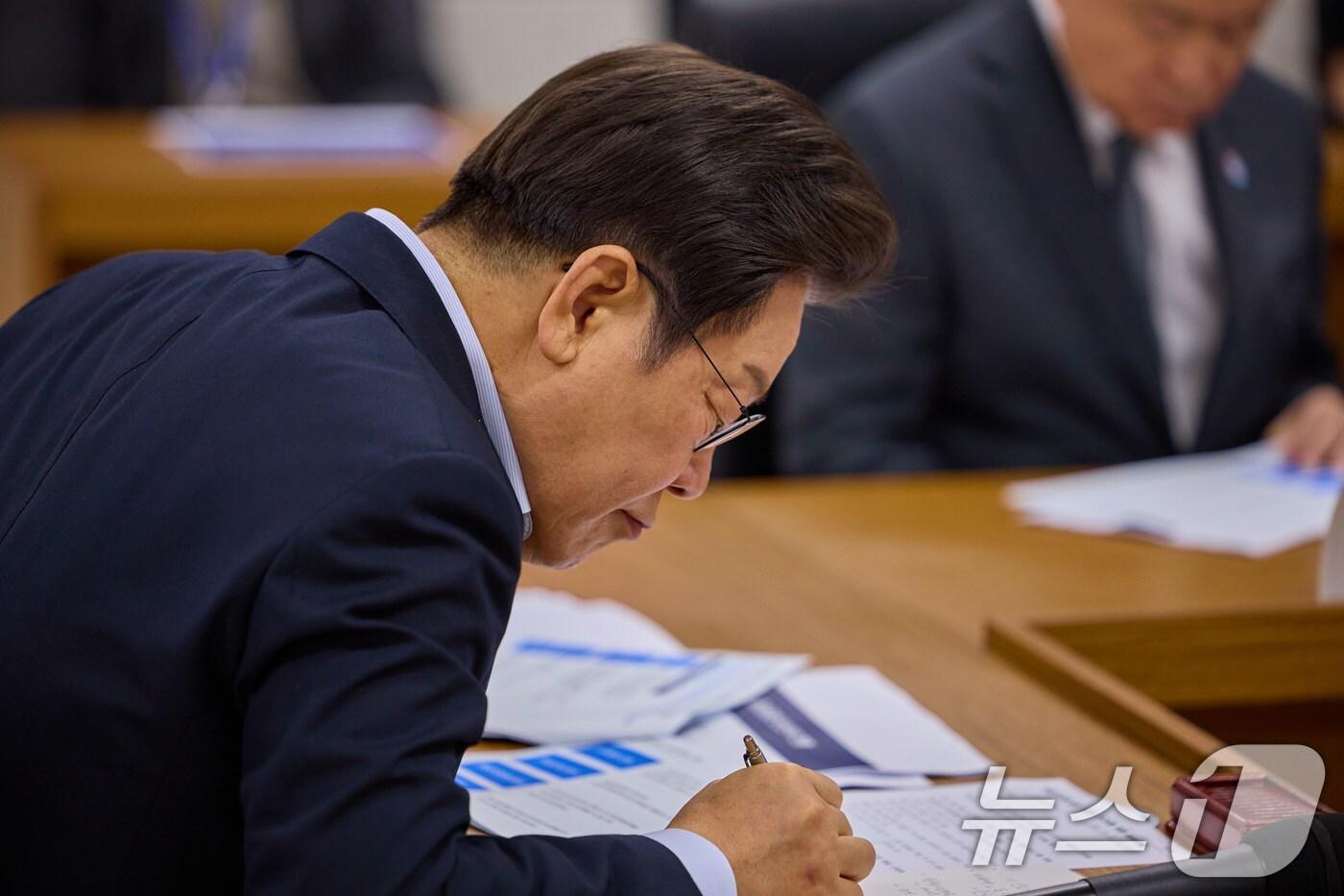 이재명 대통령이 지난 25일 경기 시흥시 SPC삼립 시화공장에서 열린 '산업재해 근절 현장 노사간담회'에서 자료를 살펴보고 있다. (이재명 대통령 SNS. 재판매 및 DB금지) 2025.7.26/뉴스1 ⓒ News1 이재명 기자