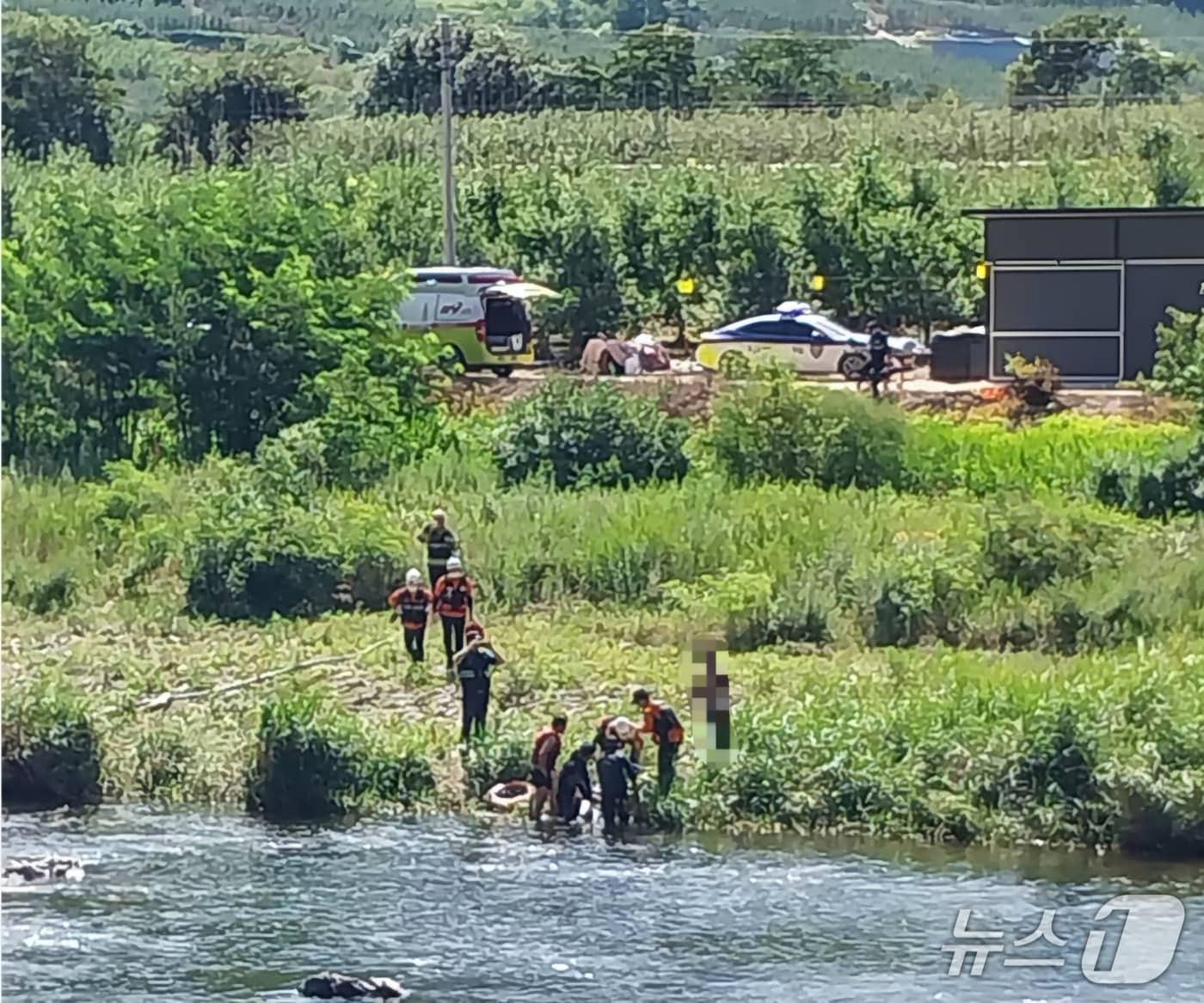 본문 이미지 - 26일 오전 9시8분쯤 경북 청송군 안덕면에 있는 하천에서 70대 남성이 물에 빠지는 사고가 나 구조 당국이 구조 활동을 펼치고 있다.(경북소방본부 제공.재판매 및 DB 금지)