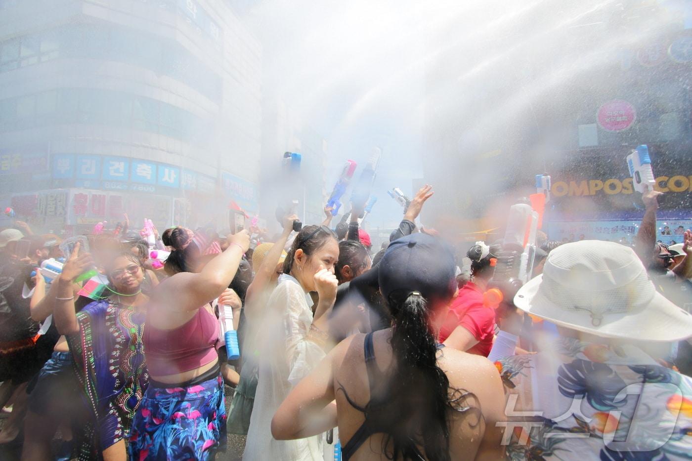장흥물축제를 찾은 외국인 관광객들이 글로벌 살수대첩 거리퍼레이드에 참여하며 물싸움을 하는 모습. (장흥군 제공. 재판매 및 DB금지) /뉴스1