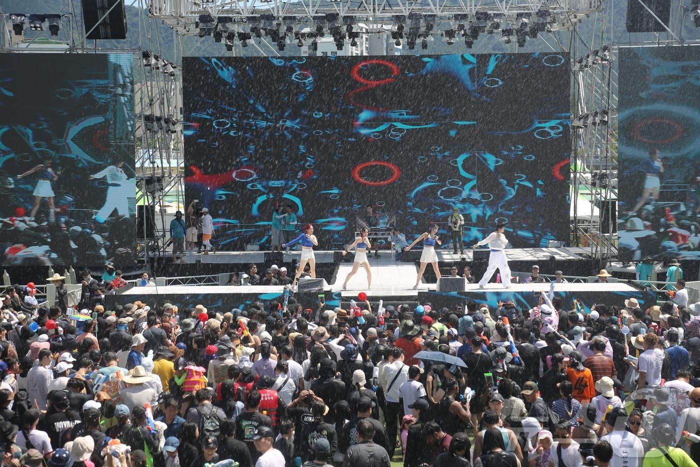 본문 이미지 - 26일 전남 장흥군 탐진강 수변공원과 편백숲 우드랜드 일원에서 열린 장흥물축제를 찾은 관광객들이 행사를 즐기고 있다. (장흥군 제공. 재판매 및 DB금지) 2026.7.26/뉴스1