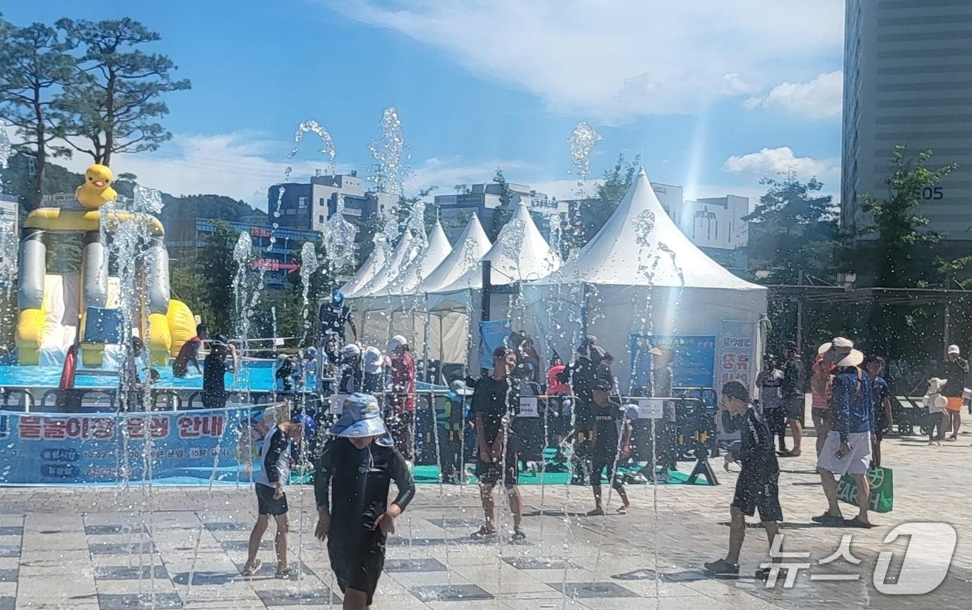 26일 낮 강원 원주기업도시의 한 공원 내 물놀이장과 바닥분수에서 청소년들이 물놀이를 즐기고 있는 모습. 2025.7.26/뉴스1 신관호 기자