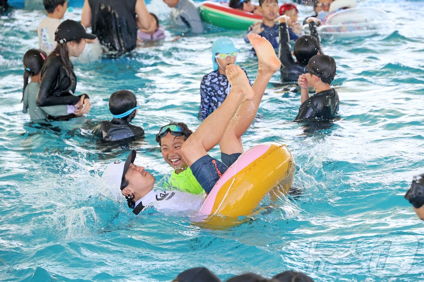 26일 전북 임실군 치즈테마파크에서 아쿠아 페스티벌이 개막된 가운데 한 어린이가 아빠를 물에 빠트리고 있다.&#40;임실군제공. 재판매 및 DB금지&#41;2025.7.26/뉴스1 ⓒ News1 김동규 기자