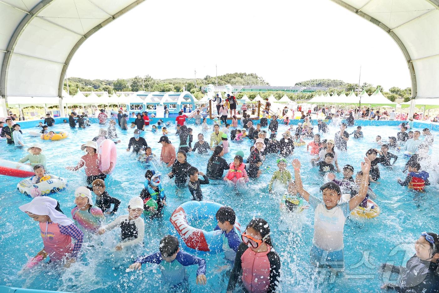 26일 전북 임실군 치즈테마파크에서 아쿠아 페스티벌이 열리고 있는 가운데 어린이들이 무더위를 잊고 신나게 물놀이를 하고 있다.&#40;임실군제공. 재판매 및 DB금지&#41;2025.7.26/뉴스1 ⓒ News1 김동규 기자